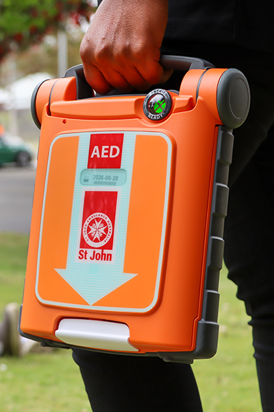 Hand carrying defibrillator